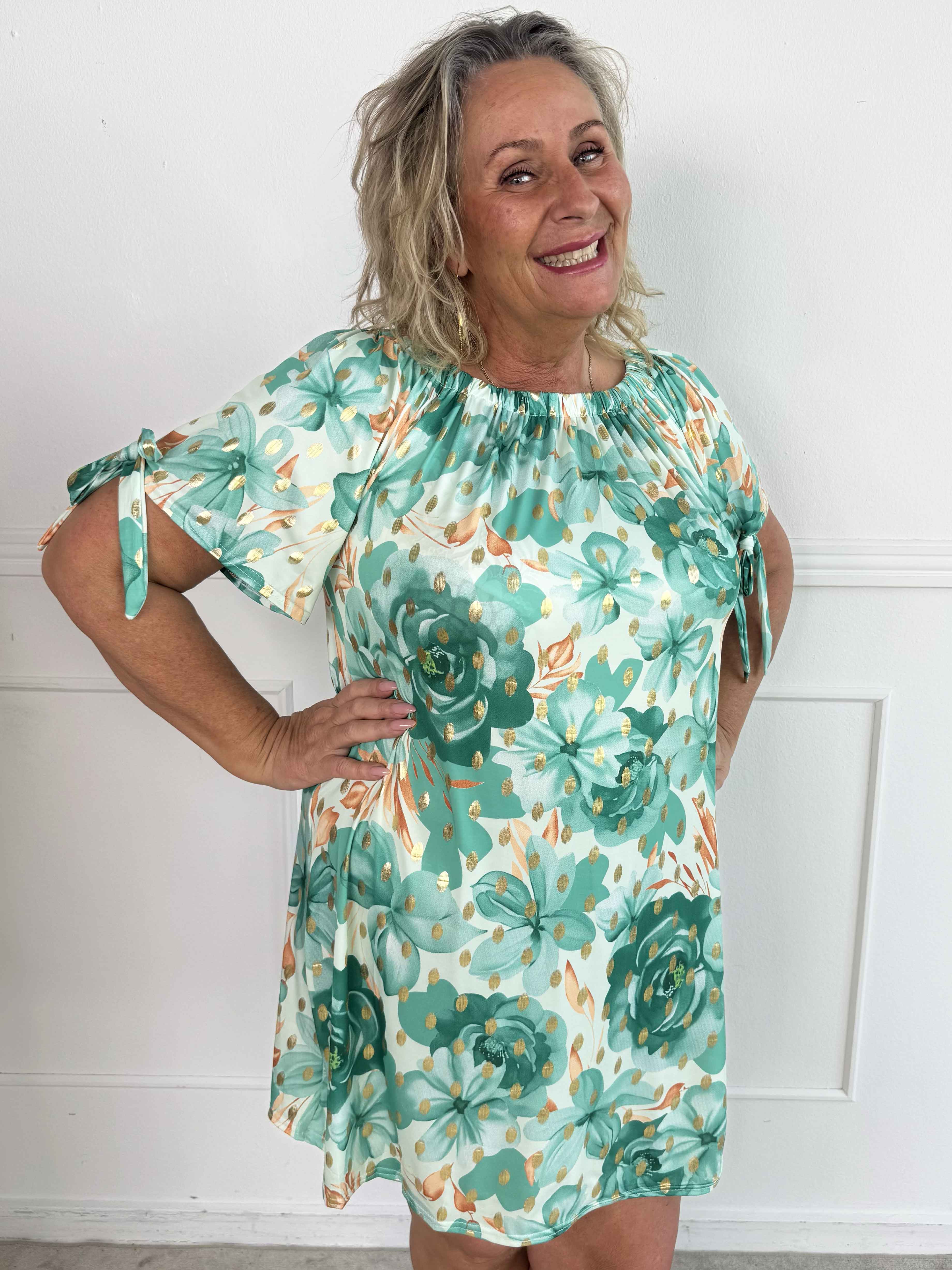 Sofia - Sød blomstret plus size kjole med elastikkant i udskæringen